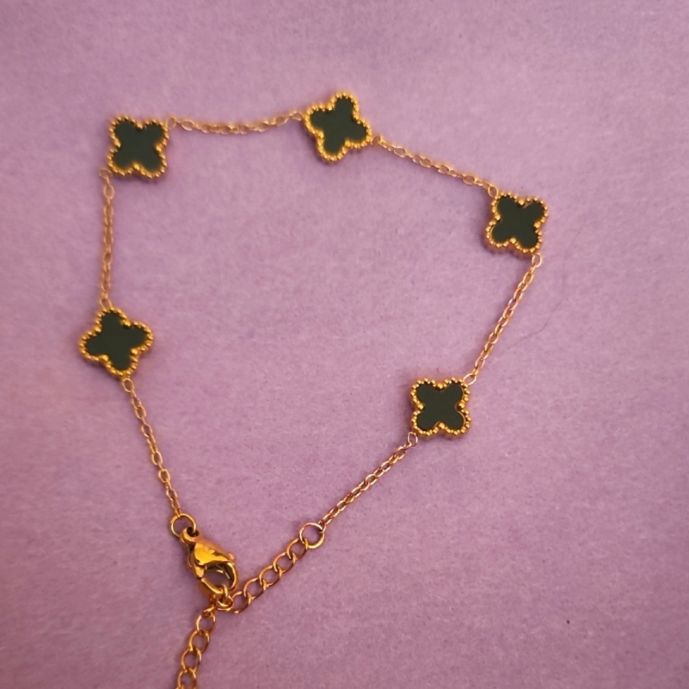 Elegant Gold and Black Clover Bracelet